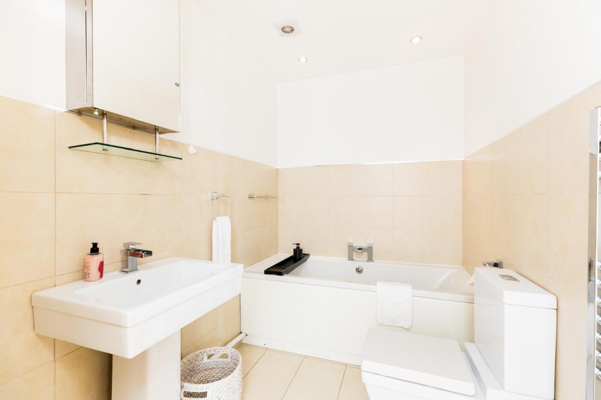 High End Luxury Townhouse In Jq, 4 Bedrooms, Flat Screen Tv In All Rooms, Free Parking, Near Birmingham City Centre Deposit Required Exterior foto